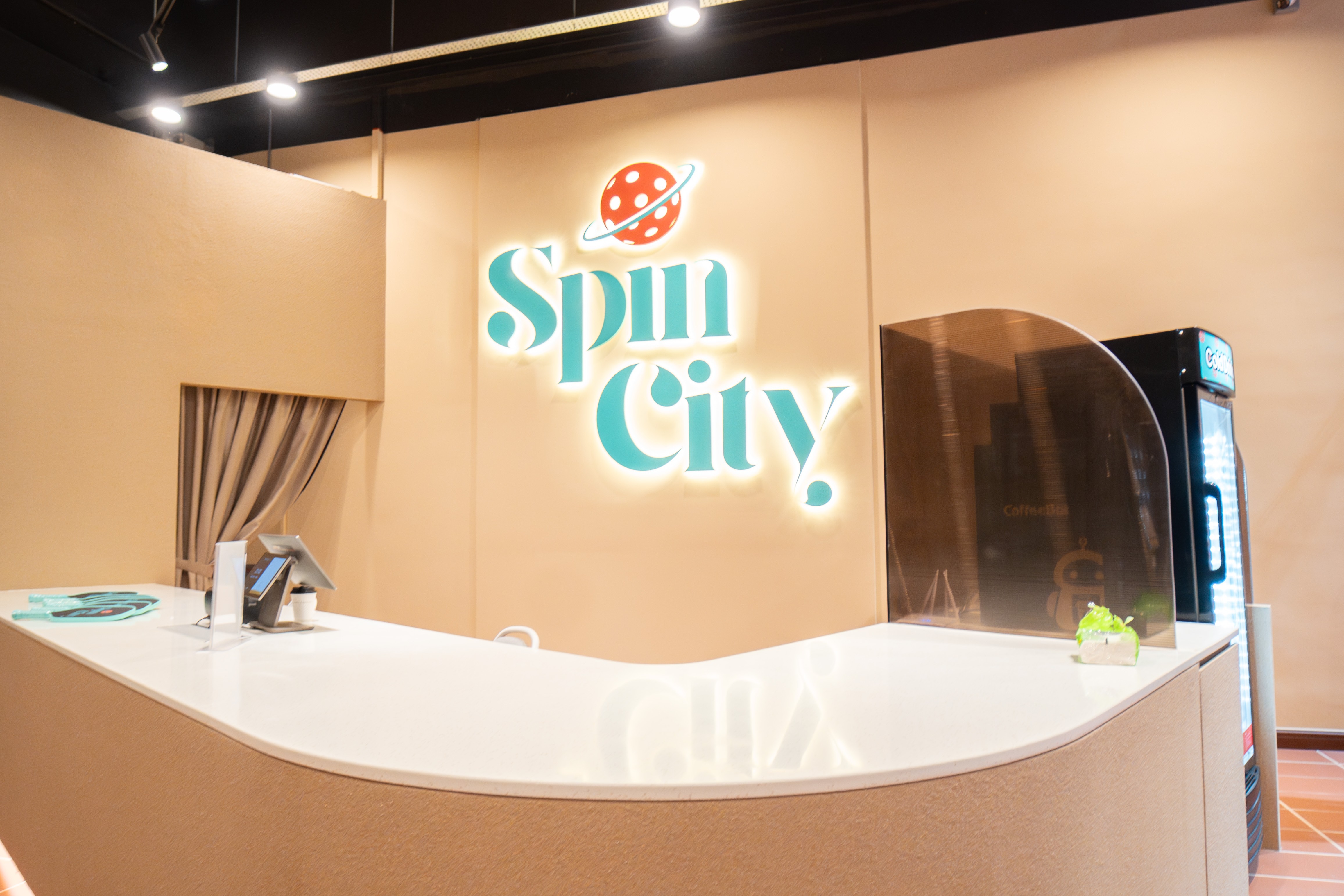 Interfejs kasyna Spin City z grami i bonusami